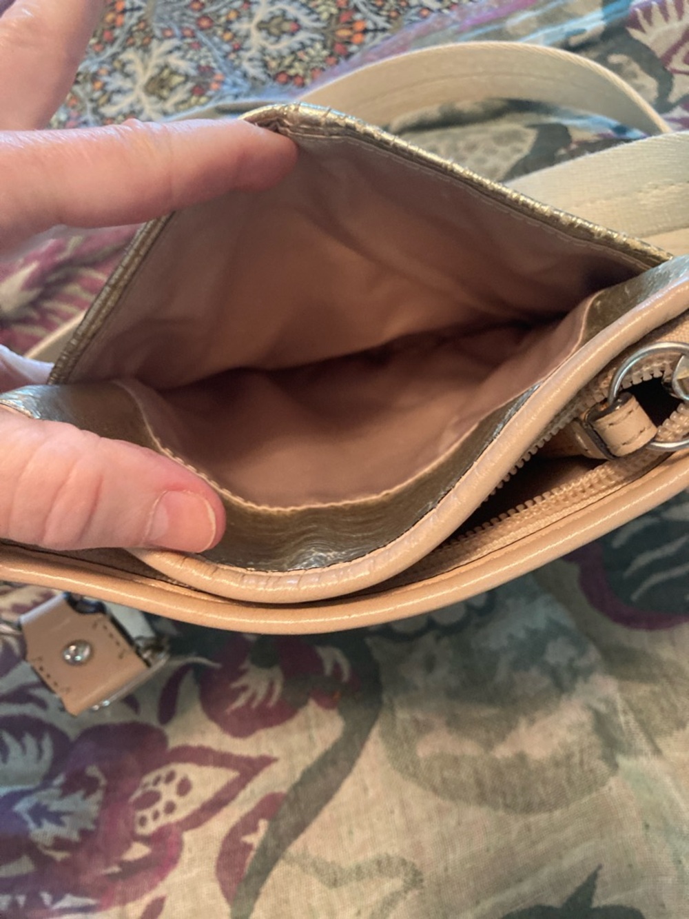 Coach Metallic Gold Crossbody with Beige Trim, perfect for spring and summer ๐ธ๐ธ๐ธ - Picture 7 of 10